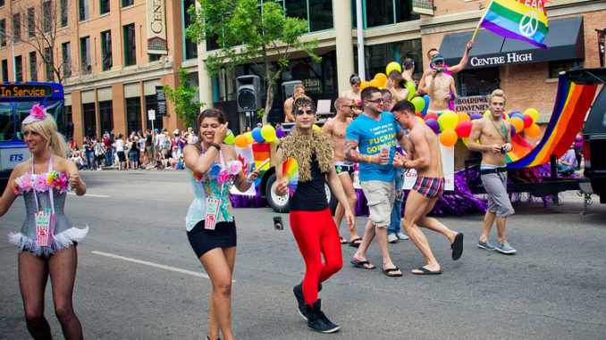 Edmonton Pride Parade 2011. Foto: Kurt Bauschardt, licens: CC BY SA 2.0 Edmonton Pride Parade 2011. Foto: Kurt Bauschardt, licens: CC BY SA 2.0