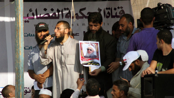Salafist håller upp ett foto på imamen Omar Abdel Rahman. Foto: Tarek, licens CC BY-SA 2.0, Flickr.com Salafist håller upp ett foto på imamen Omar Abdel Rahman. Foto: Tarek, licens CC BY-SA 2.0, Flickr.com